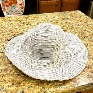 Wallaroo Hat Company  Scrunchie UPF 50+ White Pink Dots Packable